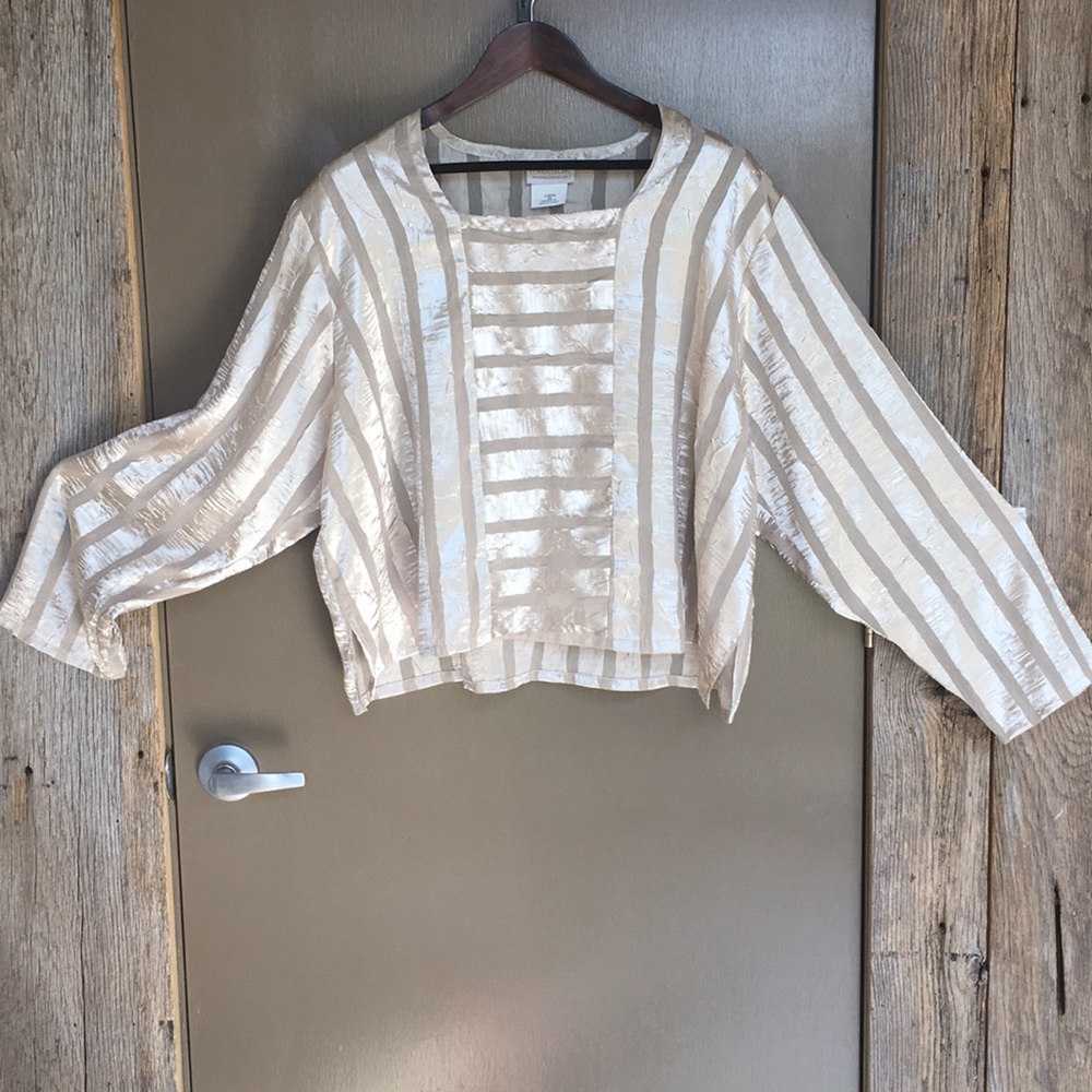 22w Top Boho. Luxury. Hip. stops at waist.